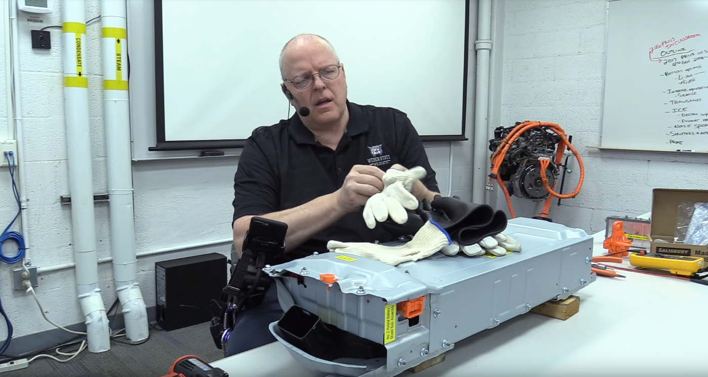 wear high-voltage safety gloves when disassembling electric vehicle batteries